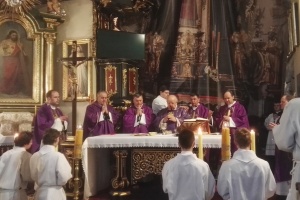 kardynał dziwisz celebruje mszę świętą w kościele świętego mikołaja